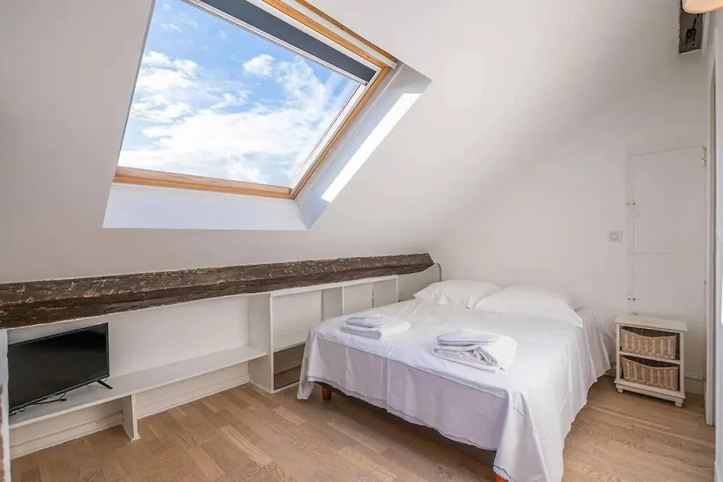 Amazing Location Only 3 Minutes From Luxembourg Gargens Apartment