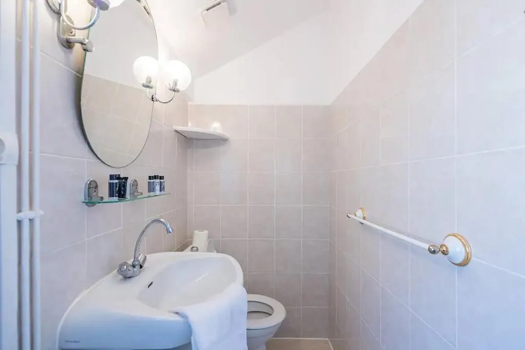 Apartment Amazing Location Only 3 Minutes From Luxembourg Gargens