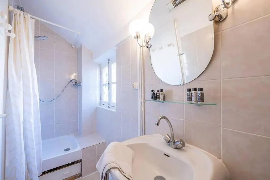 Apartment Amazing Location Only 3 Minutes From Luxembourg Gargens