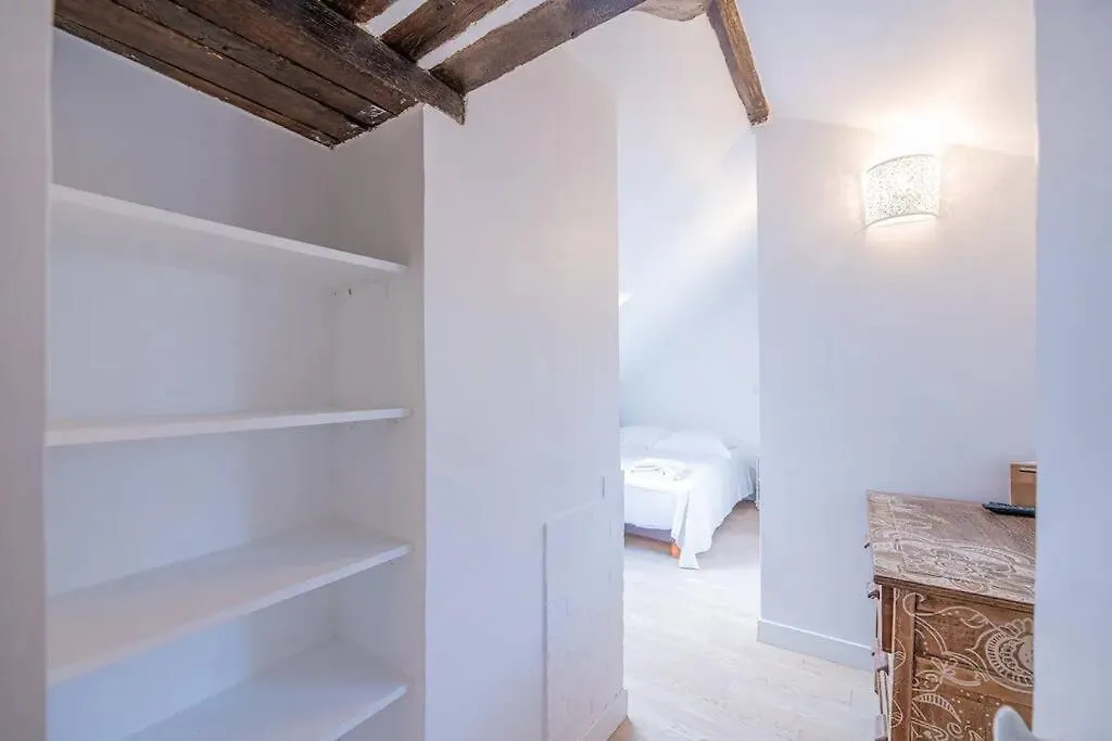 Apartment Amazing Location Only 3 Minutes From Luxembourg Gargens
