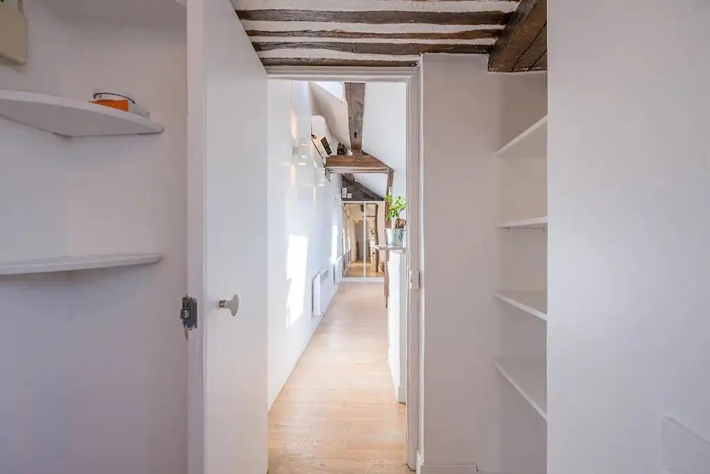 Amazing Location Only 3 Minutes From Luxembourg Gargens Lägenhet